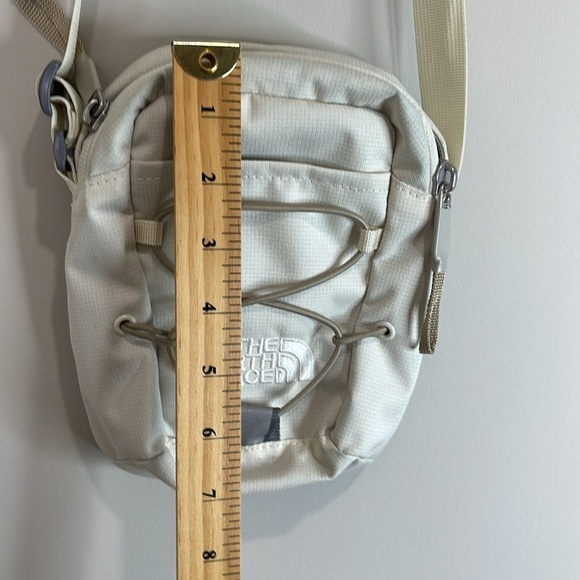 The North Face Jester Crossbody Bag TNF White Metallic Mid Grey 2.3lt 2 Way Zip - Picture 12 of 15
